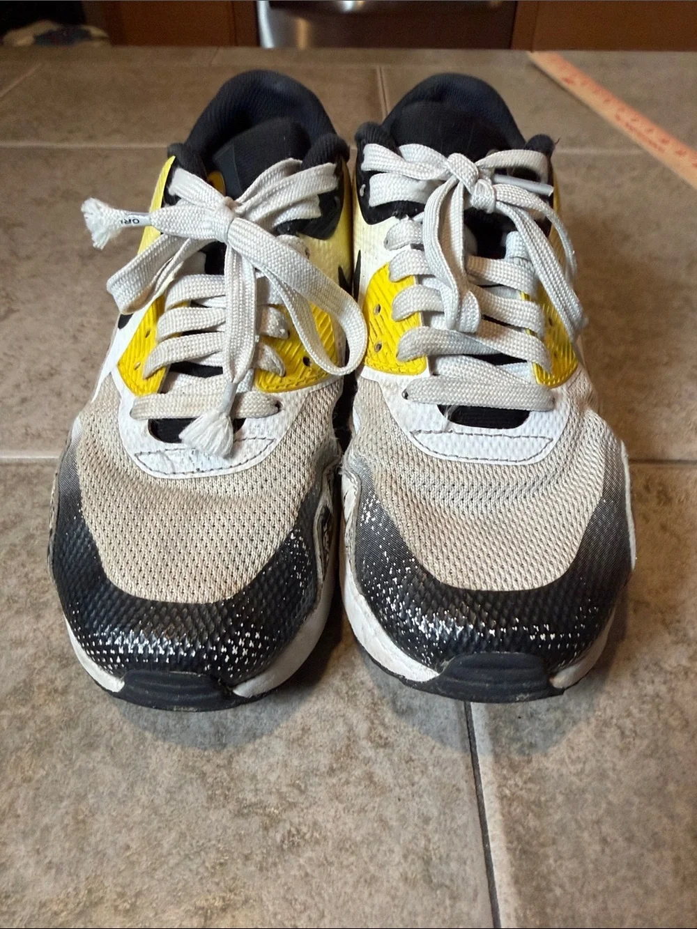 Nike Oregon ducks Kids Air Max Low Top Sneakers in White, Yellow & Black Sz 4Y